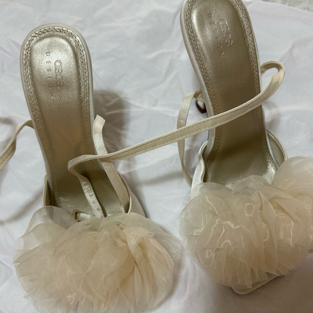 Elegant Cream Women's Shoes with Floral Detail